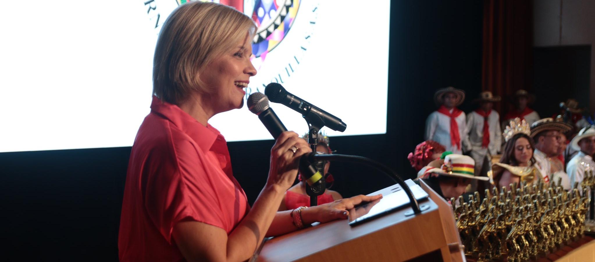 Sandra Gómez, gerente de Carnaval SAS, durante la entrega de los Congos de Oro.