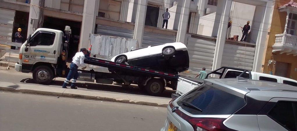 El vehículo inmovilizado que se volteó de la grúa.