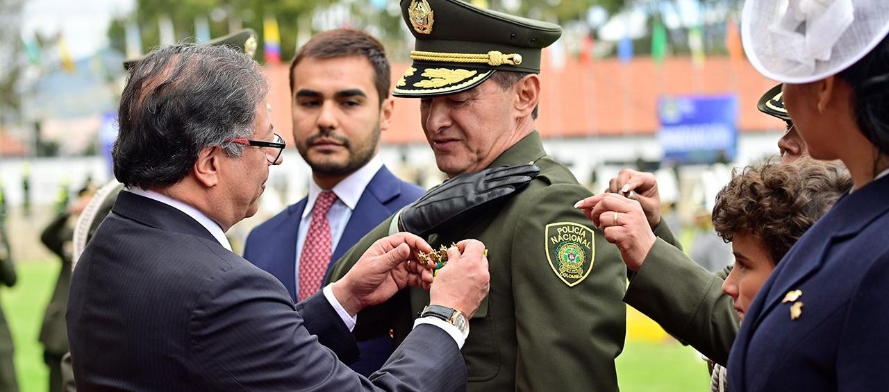 Presidente Gustavo Petro con el general William Salamanca.