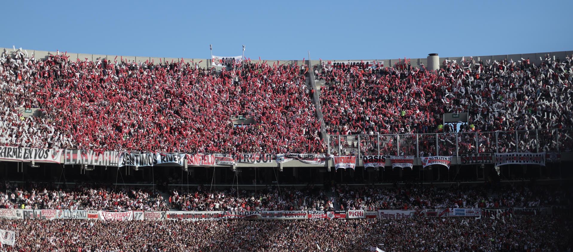 Aficionados de River animan en el estadio Monumental de Buenos Aires (Argentina).