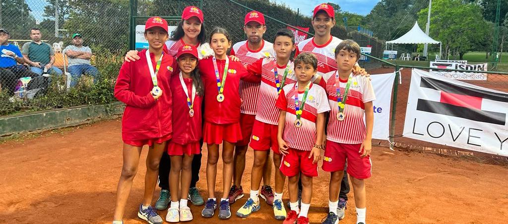 Equipos masculino y femenino de Atlántico campeones en la categoría 12 años.