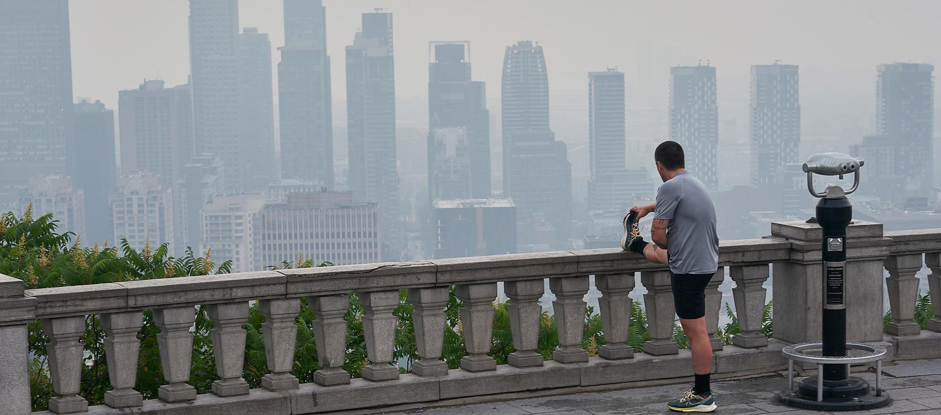 Vista de la ciudad de Montreal envuelta en humo. 