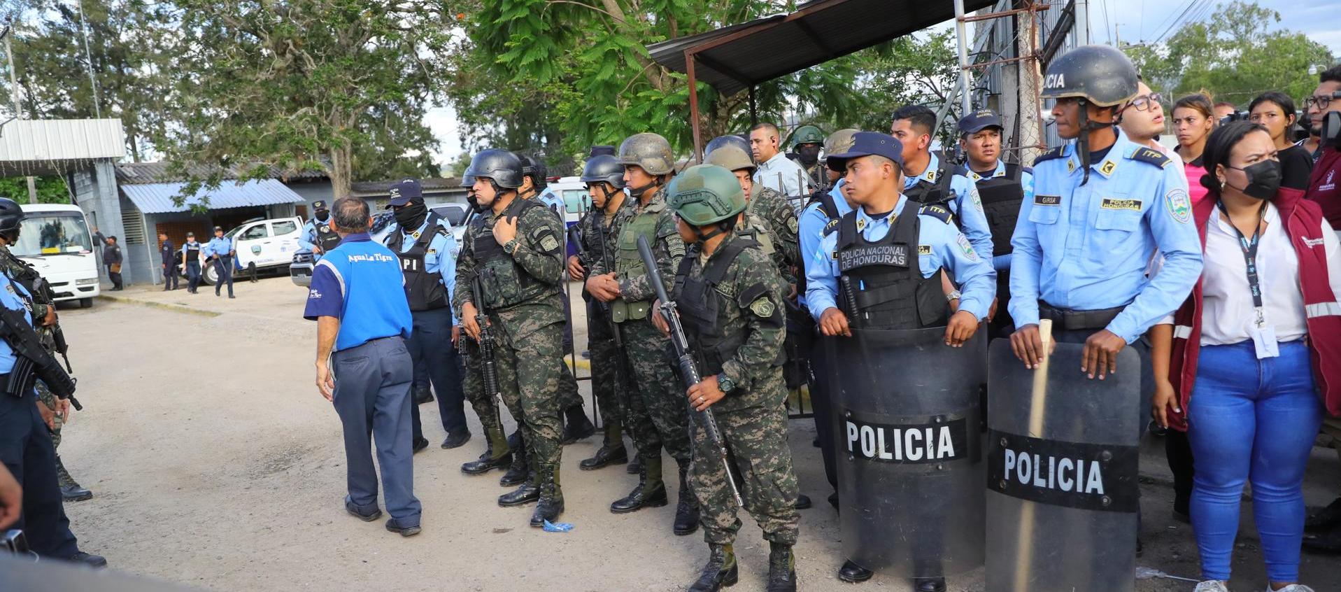 Policía tras el incendio en una cárcel de Honduras. 