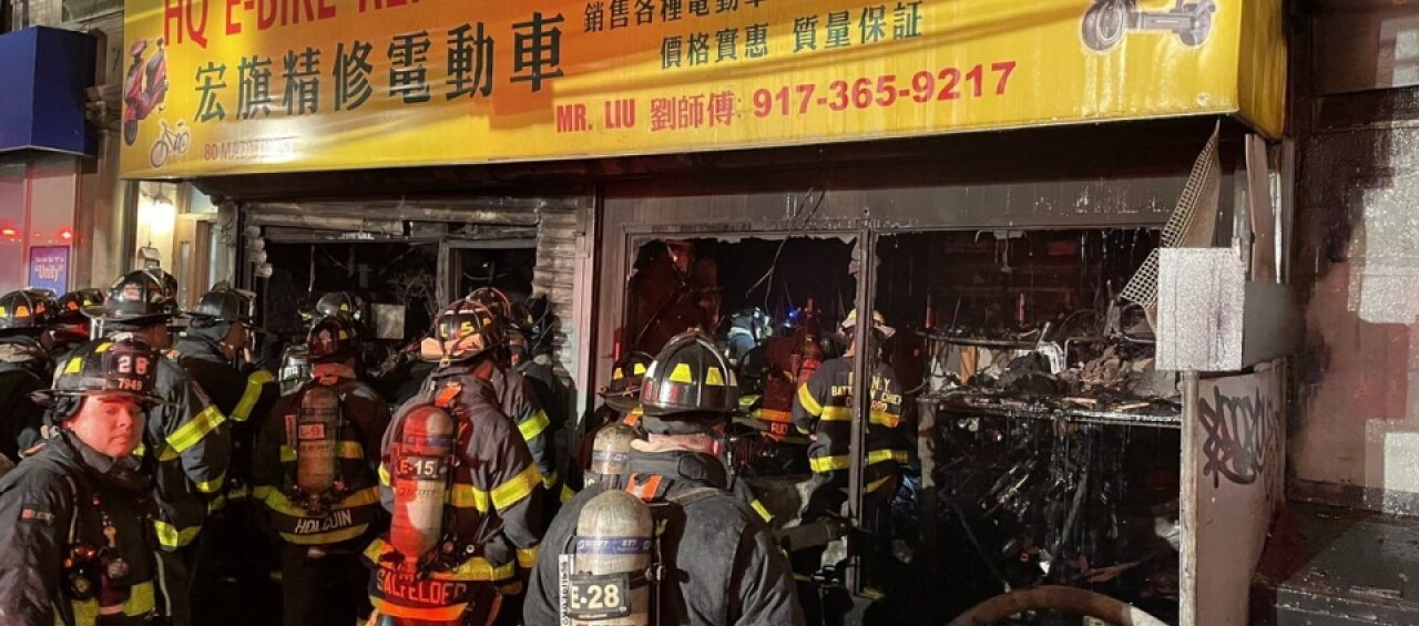 Incendio en una tienda de venta y reparación de bicicletas y motocicletas eléctricas