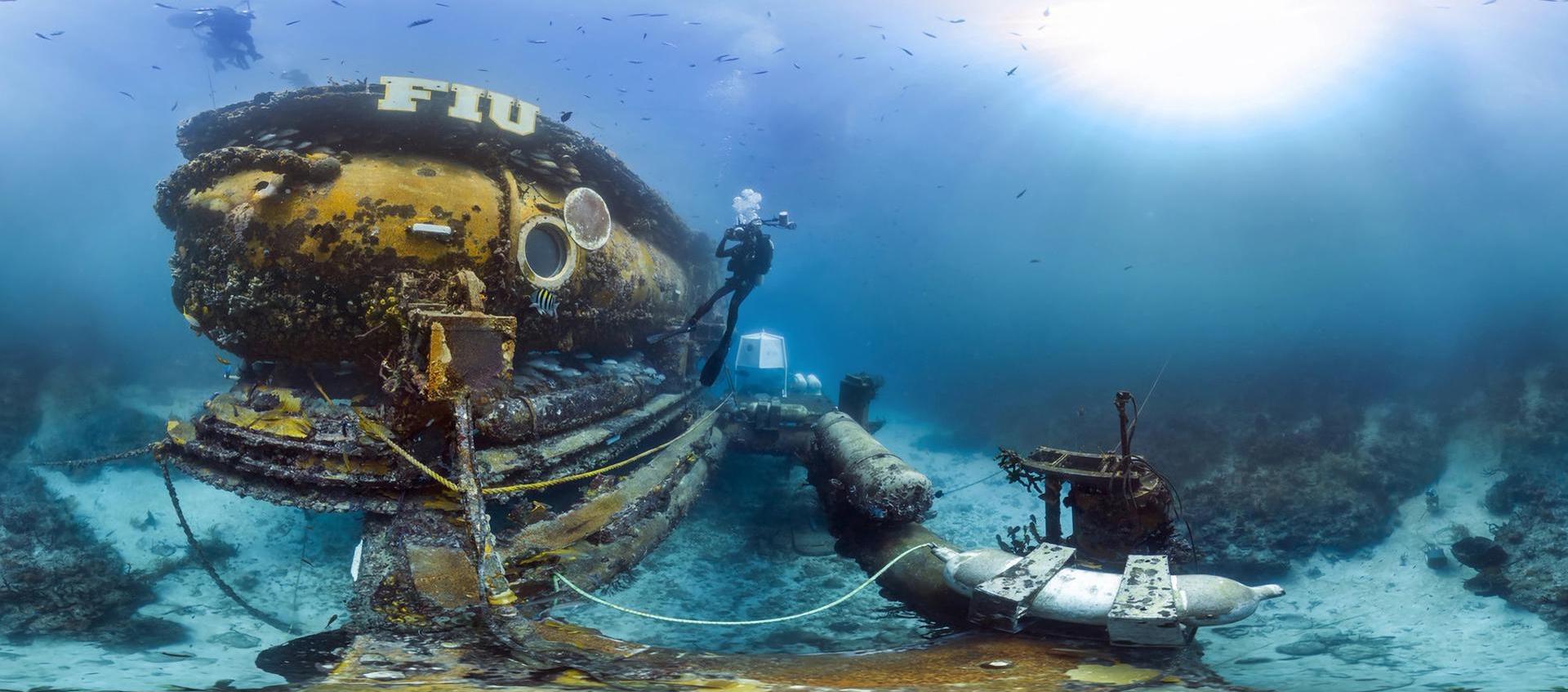 Buzo trabajando en la base subacuática Aquarius.