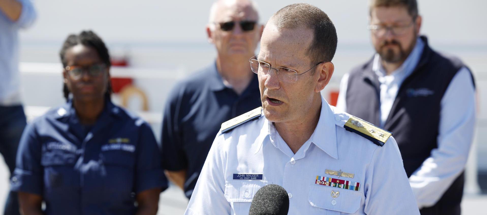 Contralmirante John Mauger.