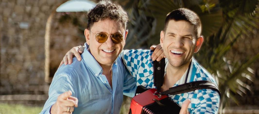 El cantante Iván Ovalle junto al acordeonero Juancho de la Espriella