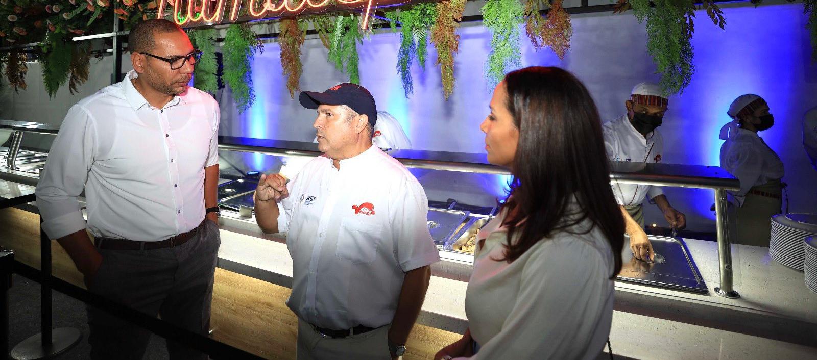 Yamil Bukele junto al representante de La Vianda en la Villa Centroamericana.