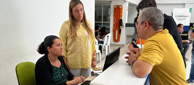 La secretaria de Tránsito en la atención de público