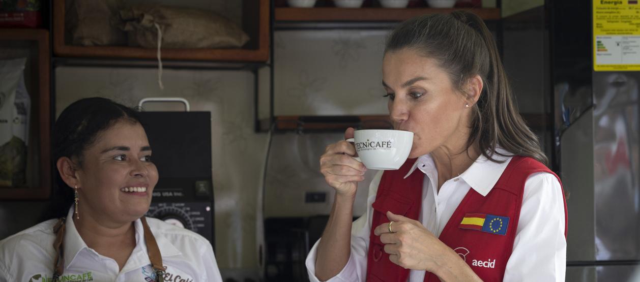 La reina Letizia probando el café.