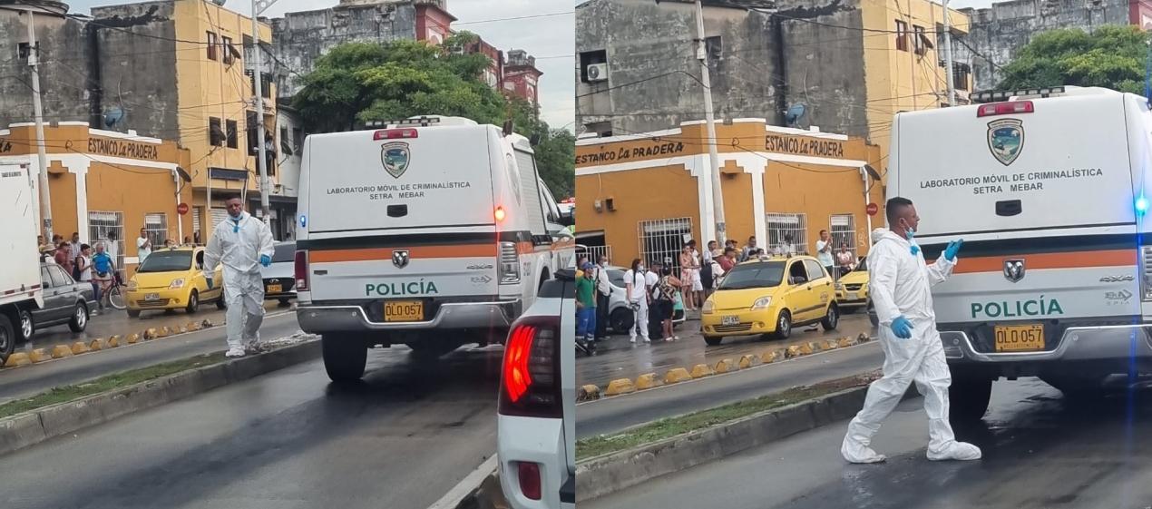 Policía de Tránsito realizando la inspección del cuerpo. 