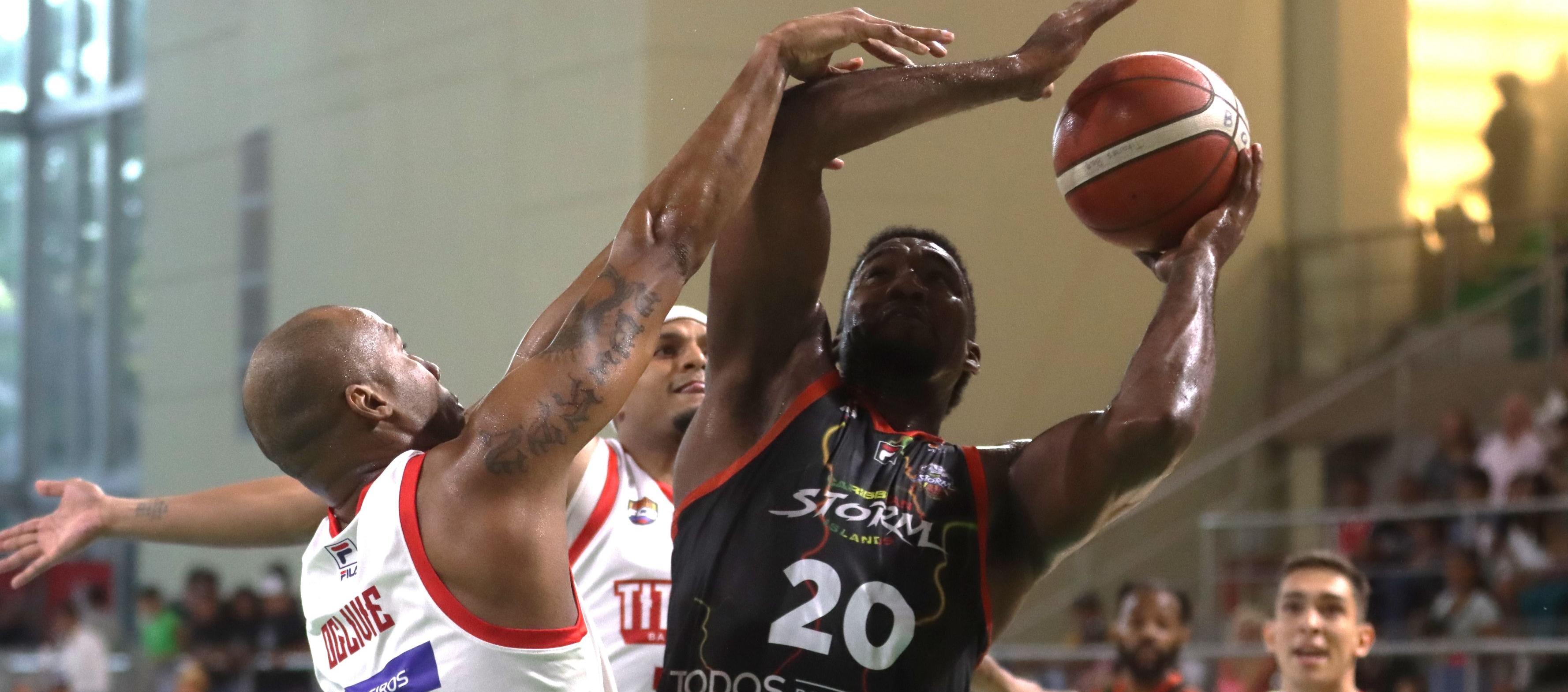 Ernesto Oglivie, de Titanes, intenta bloquear el tiro de Andrés Ibargüen, de Caribbean Storm.