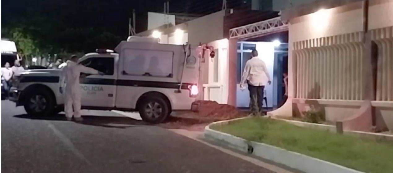 La Sijin de la Policía cuando ingresaba para la inspección de los cuerpos en Villa Campestre. 