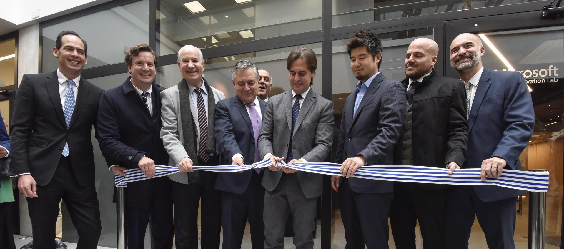 El presidente de Uruguay, Luis Lacalle Pou (c), durante la inauguración del laboratorio.