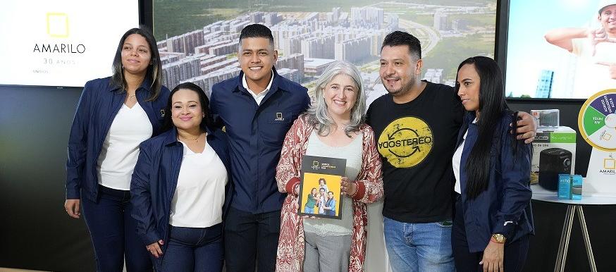 La Ministra de Vivienda junto a los expositores de Vimo