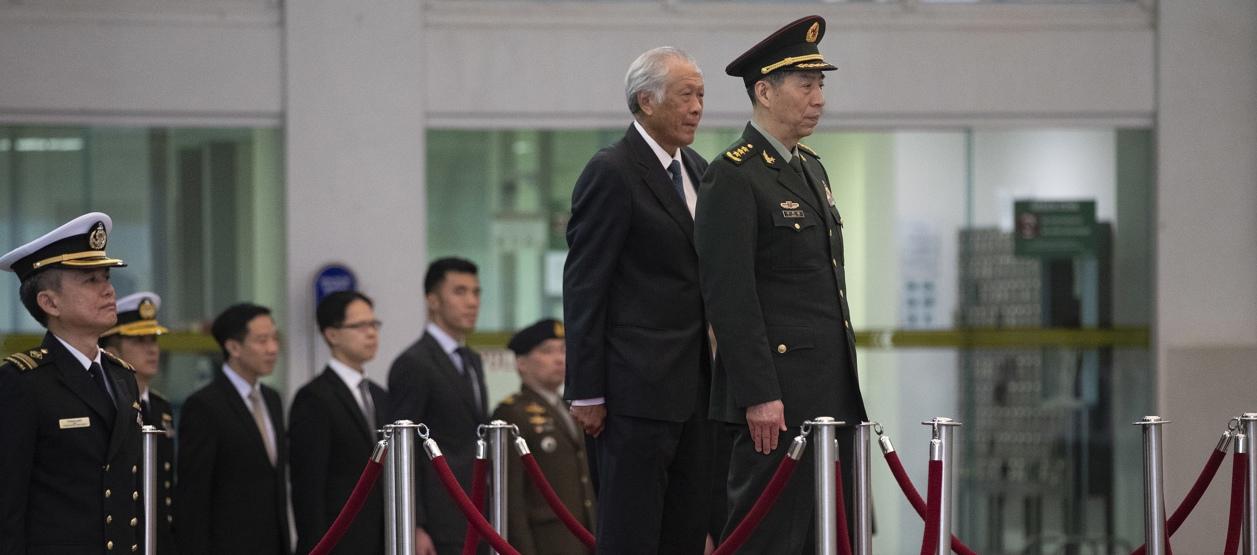 Encuentro entre el ministro chino de Defensa, Li Shangfu, y su homólogo de Singapur, Ng Eng Hen.
