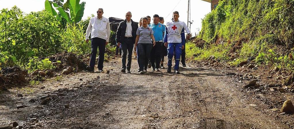 El Ministro de Salud, Guillermo Alfonso Jaramillo, en el resguardo indígena Kemberdé.