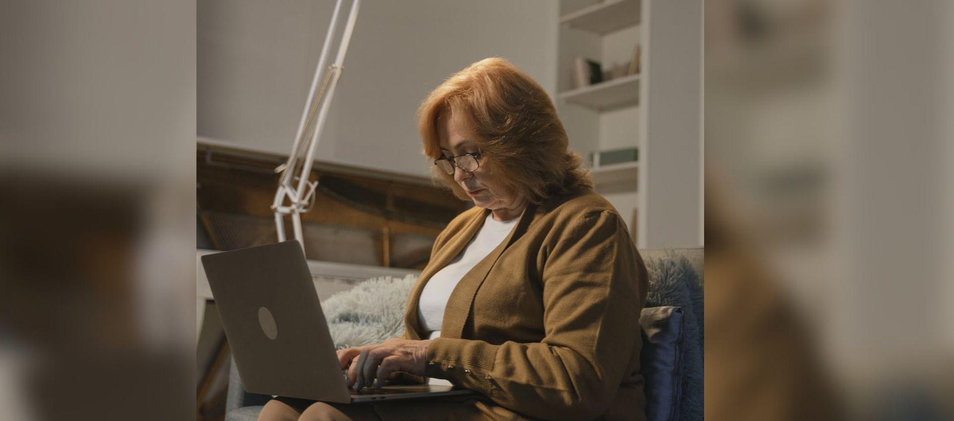 Mujer de la tercera edad.