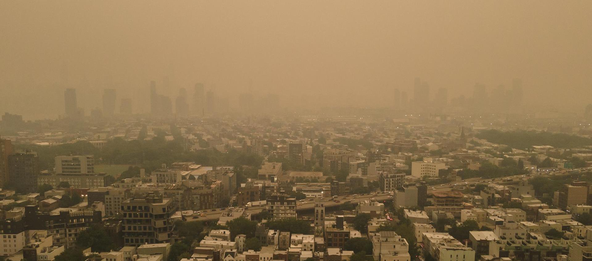 Condados de Brooklyn y Manhattan, en Nueva York, cubiertos por una densa capa de humo.