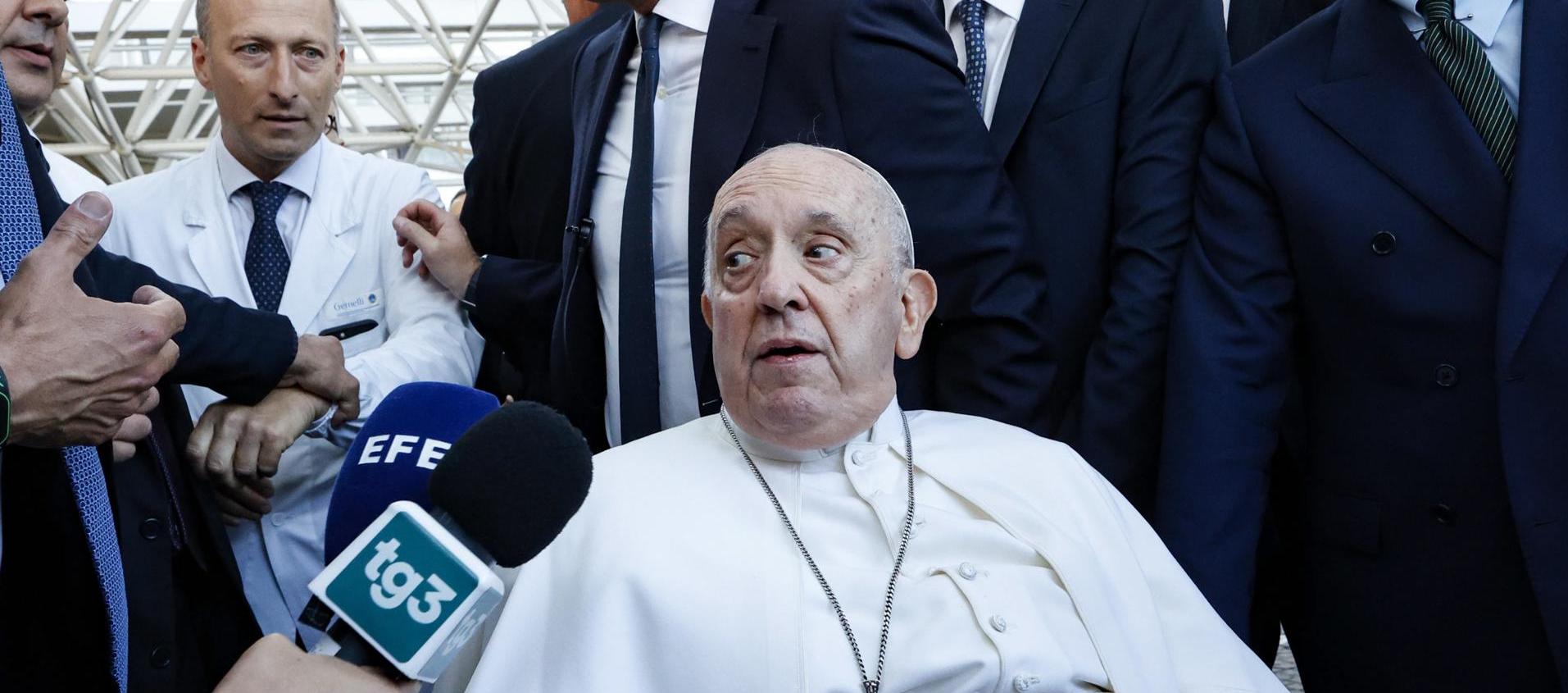 El papa Francisco, la semana pasada, a la salida del hospital donde fue operado