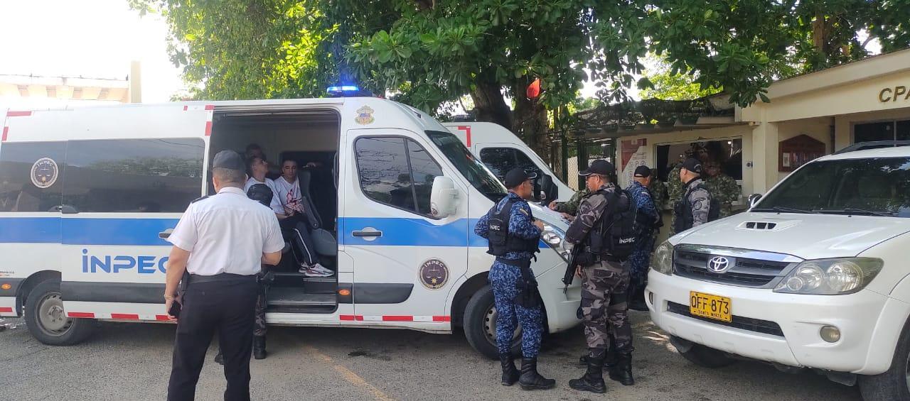 Personal del Inpec tras llevar al Batallón Vergara y Velasco a Aida Merlano.