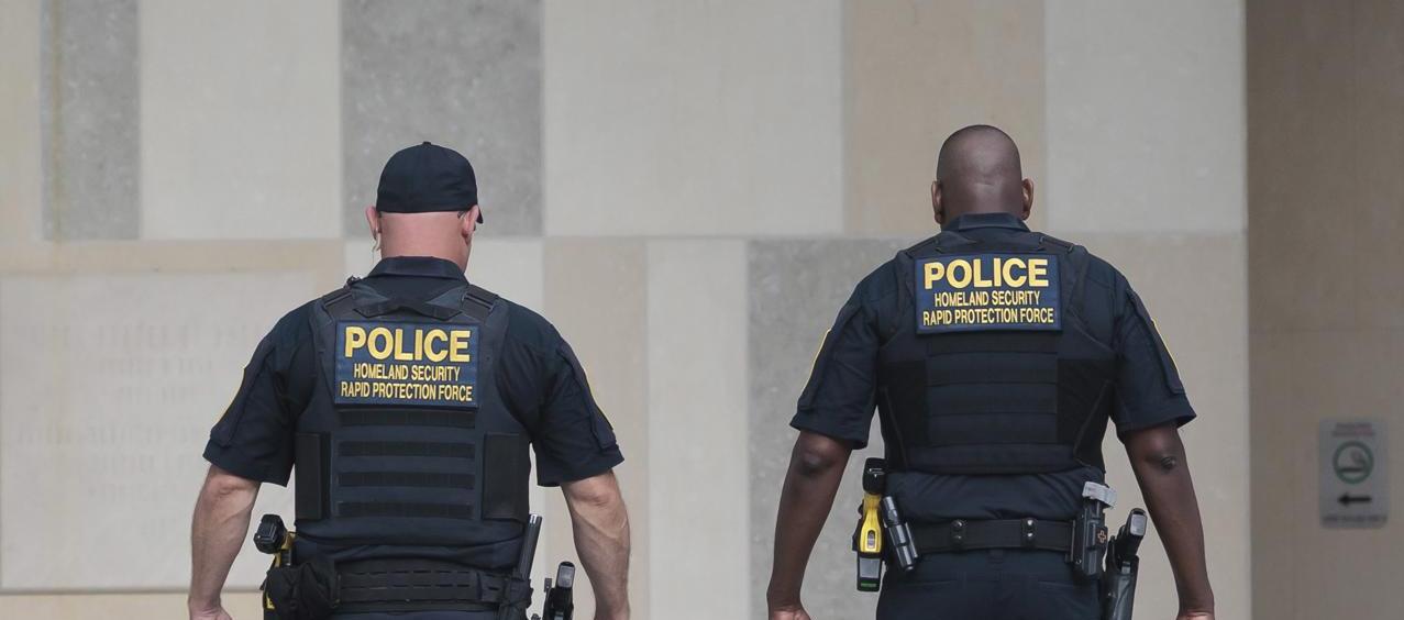 Policías de seguridad del Palacio de Justicia de los Estados unidos