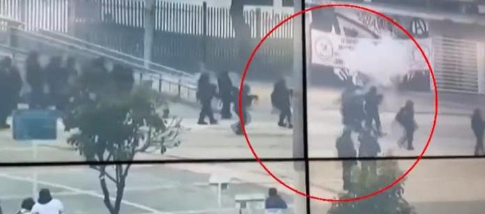 Momento en que resultó herido el policía en medio de los disturbios. 