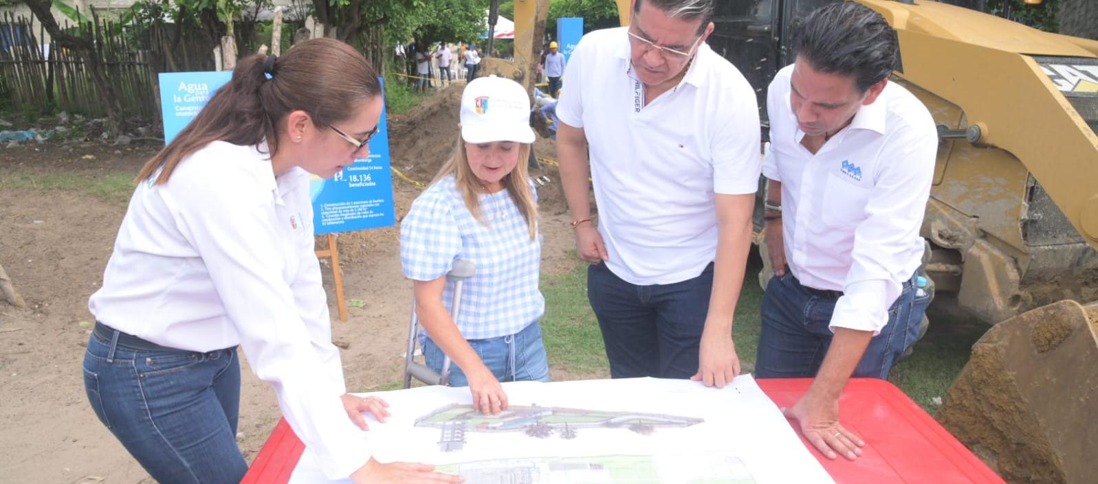 La gobernadora Elsa Noguera revisa el proyecto de acueducto rural en Sabanalarga