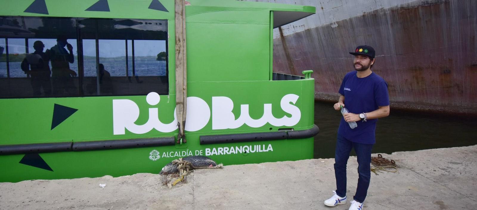 Jaime Pumarejo, alcalde de Barranquilla junto al Río-Bus.