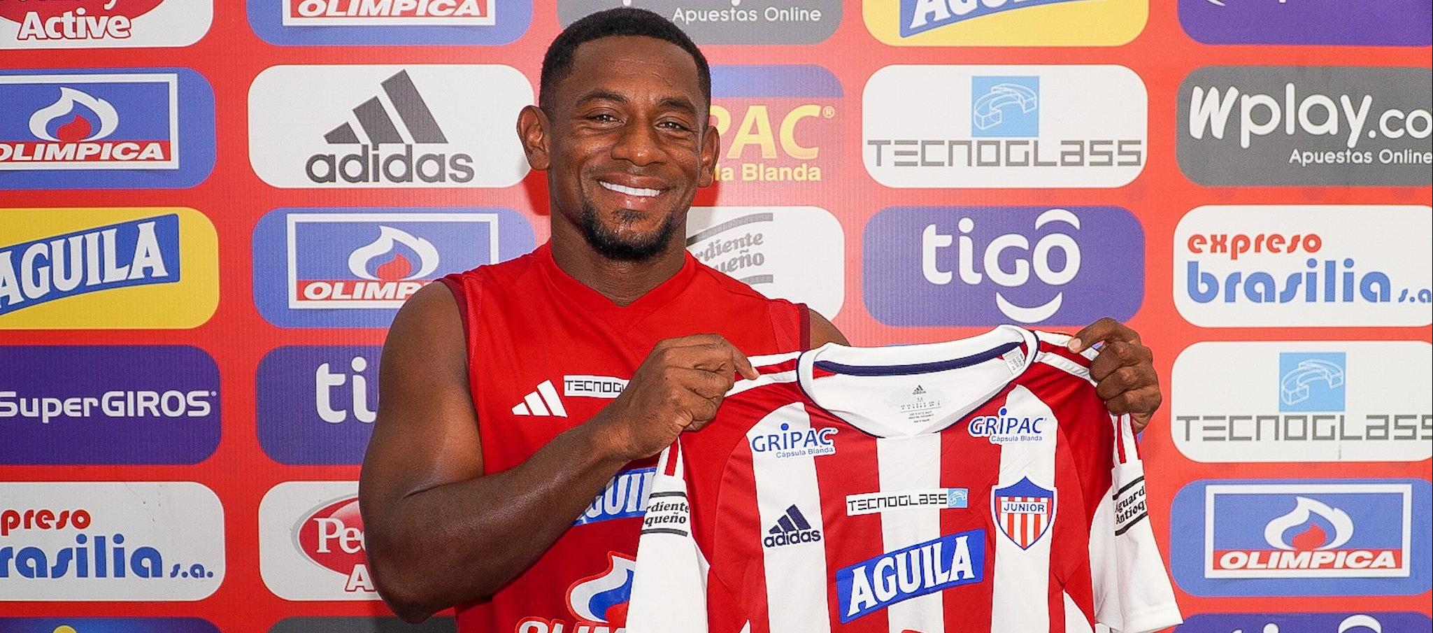 Pablo Rojas posa con la camiseta rojiblanca. Lucirá el número 20. 