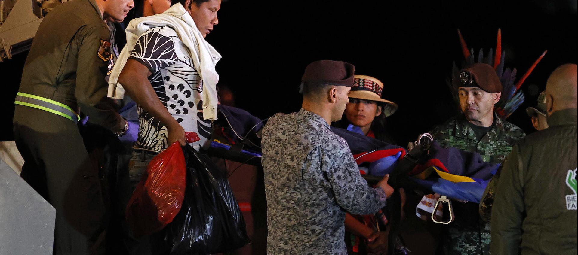 Momentos en que transportaban a los niños rescatados a un centro médico.