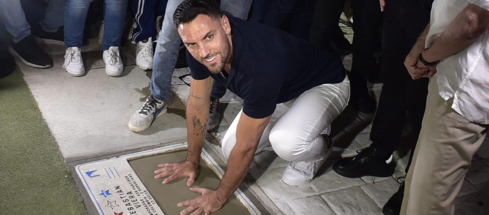 Sebastián Viera estampó sus manos en el espacio que lleva su nombre en la Ventana de Campeones.