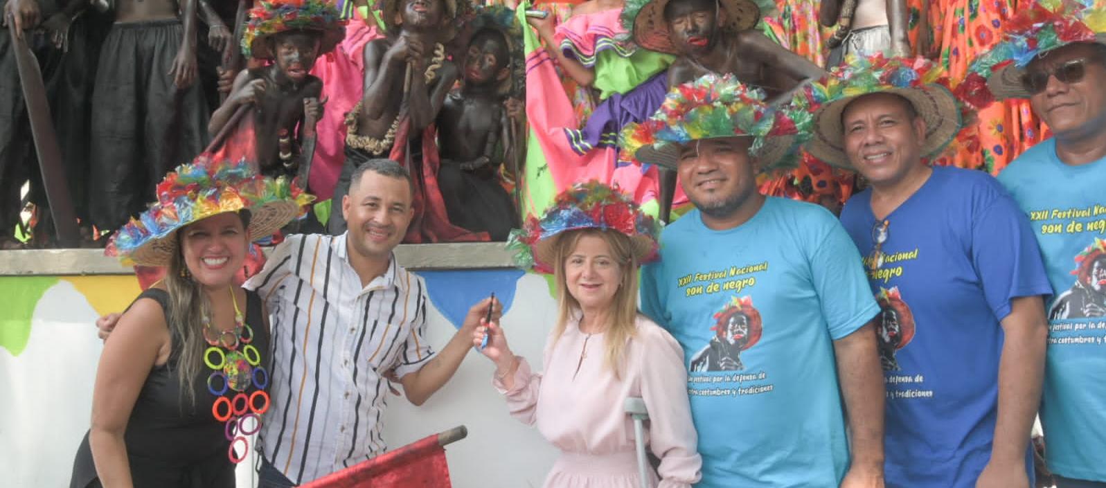 Gobernadora Elsa Noguera junto a representantes del Festival Son de Negro.