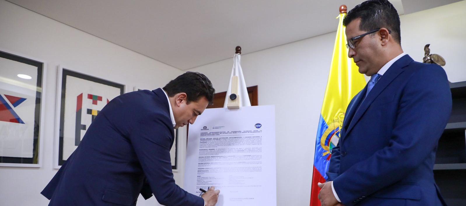 El Registrador Alexander Vega y el el director de la Unidad de Información y Análisis Financiero (UIAF), Luis Eduardo Llinás Chica, durante la firma del convenio.