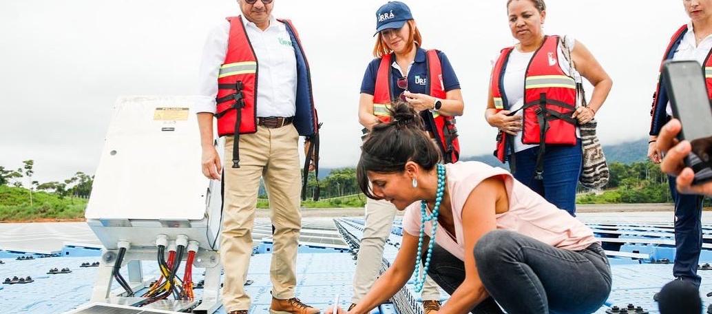 La ministra de MInas, Irene Vélez, en la inauguración de la Planta Solar Flotante 'Aquasol' en la Central Hidroeléctrica Urrá.