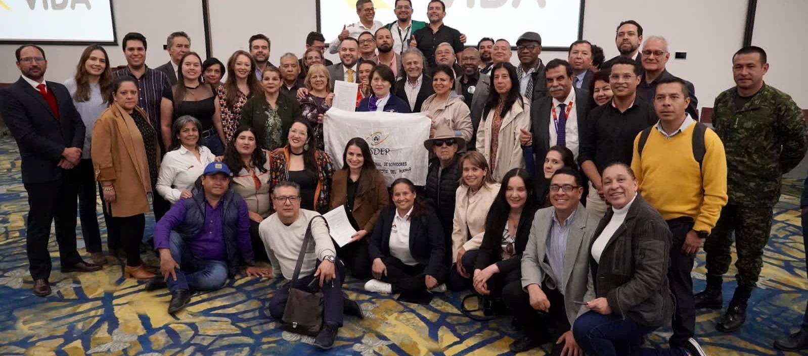 Imagen después de la firma de los acuerdos con los sindicatos.