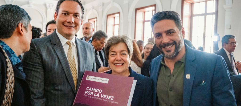 La Ministra de Trabajo, Gloria Inés Ramírez, con el presidente de la Comisión Séptima, Agmeth Escaf