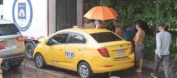 El taxi en el que fue atacado el conductor Alfonso López Otero.