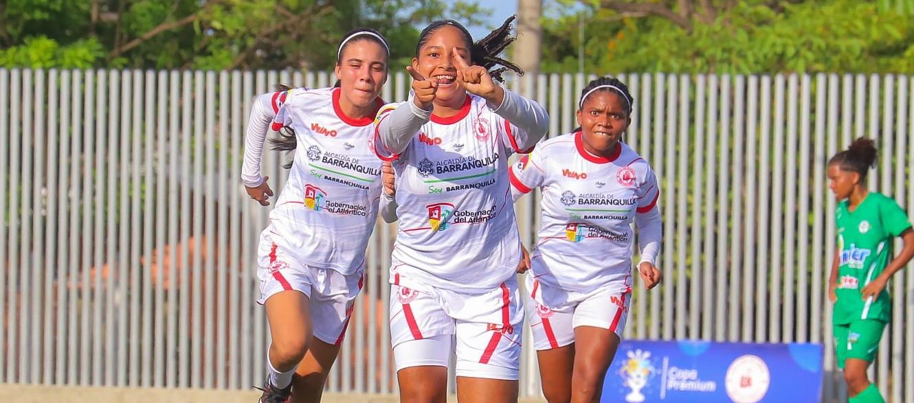 Jugadoras de Atlántico festejan uno de los goles ante Sucre. 