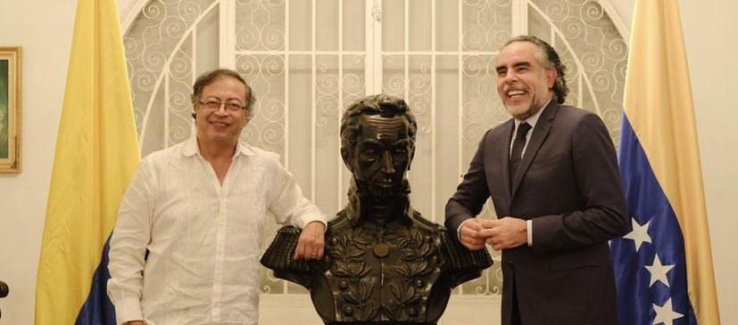 Armando Benedetti, uno de los hombres de confianza del Presidente Petro, en un foto de archivo junto al Jefe de Estado
