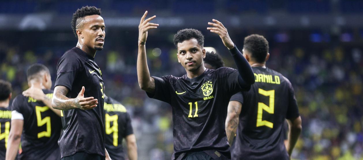 Éder Militao y Rodrygo Goes durante el juego de Brasil contra Guinea. 