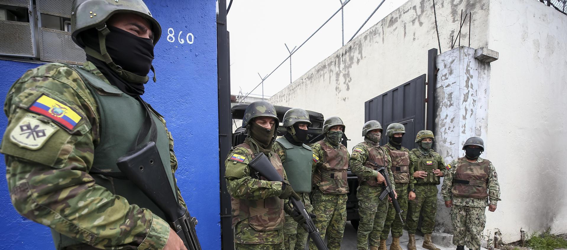 Autoridades en cárcel de El Inca en Quito, Ecuador.