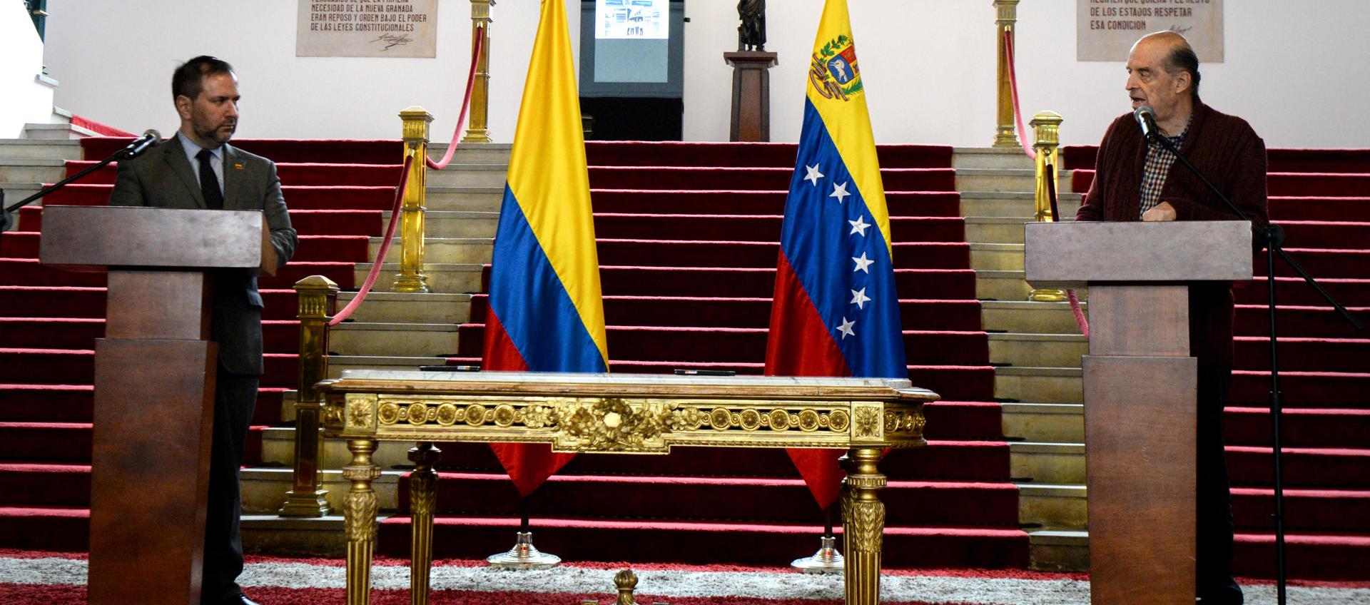  El Canciller de Colombia, Álvaro Leyva, habla junto al canciller de Venezuela, Yván Eduardo Gil Pinto, durante la instalación de la Comisión de la vecindad e integración entre los dos países cumplida en Bogotá.