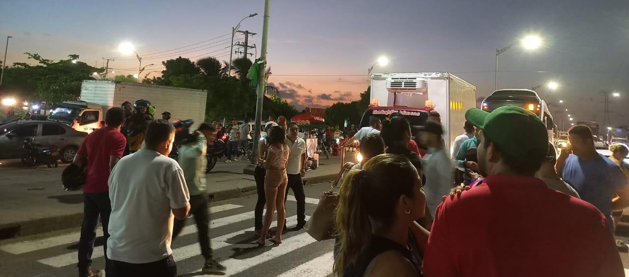 El bloqueo es en el carril norte-sur a la entrada de la urbanización 