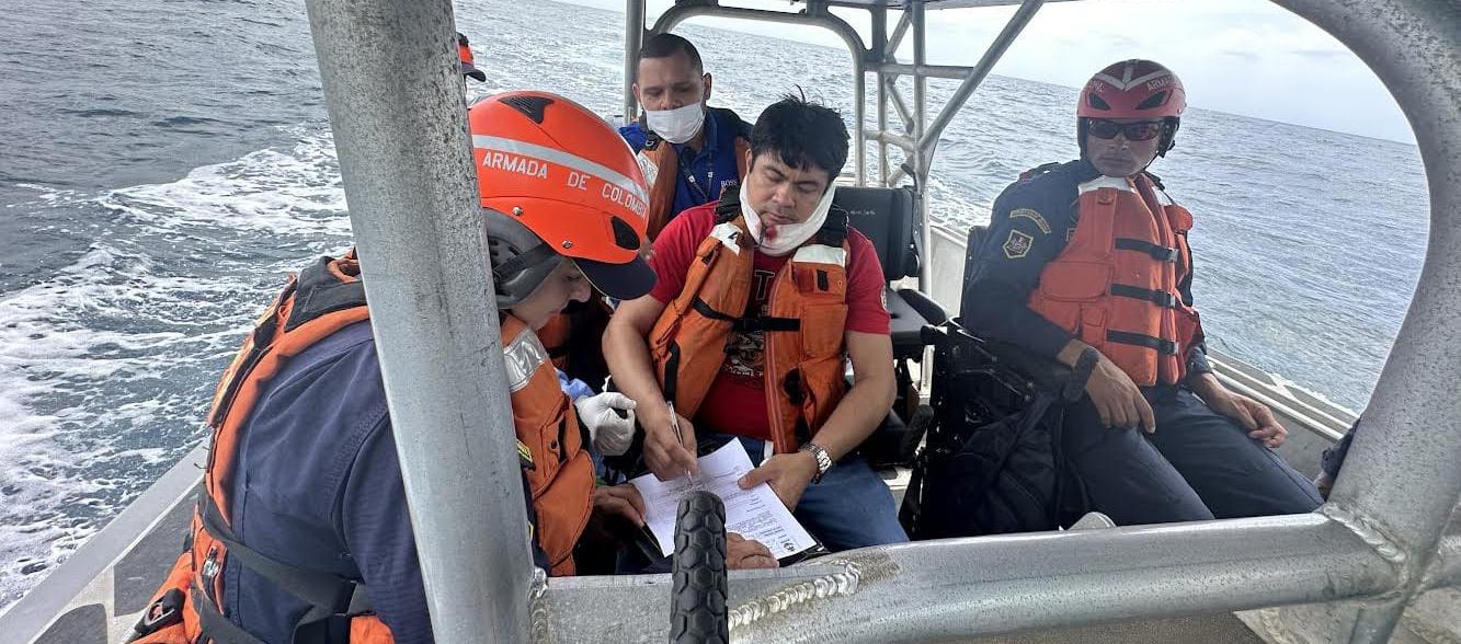 El ciudadano filipino cuando era trasladado a tierra tras sufrir un accidente en un buque.