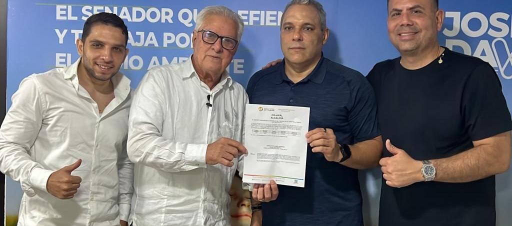 El senador José David Name entregó el coaval al candidato a la Alcaldía de Soledad, Joao Herrera. Los acompañan el concejal Johhny Pulgar y el candidato a la Asamblea del Atlántico Harry Canedo.