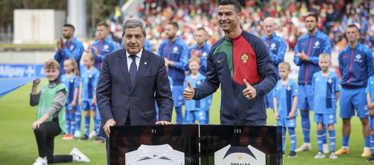 Cristiano Ronaldo fue homenajeado antes del encuentro contra Islandia. 
