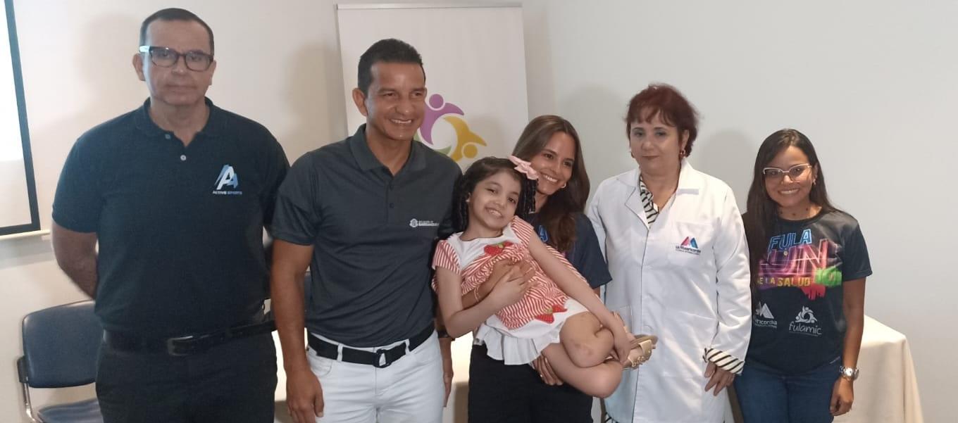 Daniela Antonia Peinado Lozano acompañada de Edgardo Pantoja, Gabriel Berdugo y Salwa Maloof, directora de la Fundación Fulamic.