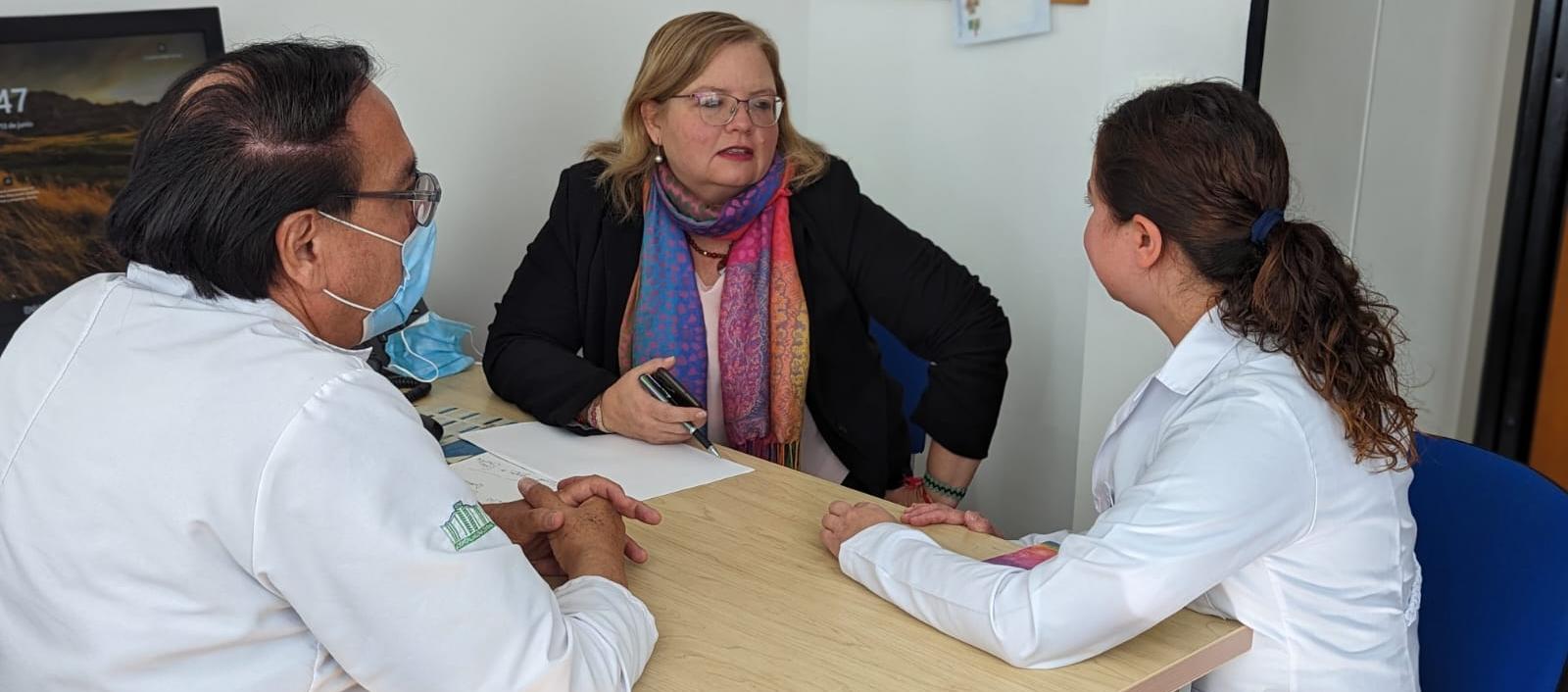 La directora del Bienestar Familiar, Astrid Elena Cáceres, se reunió con el equipo de especialistas del Hospital Militar