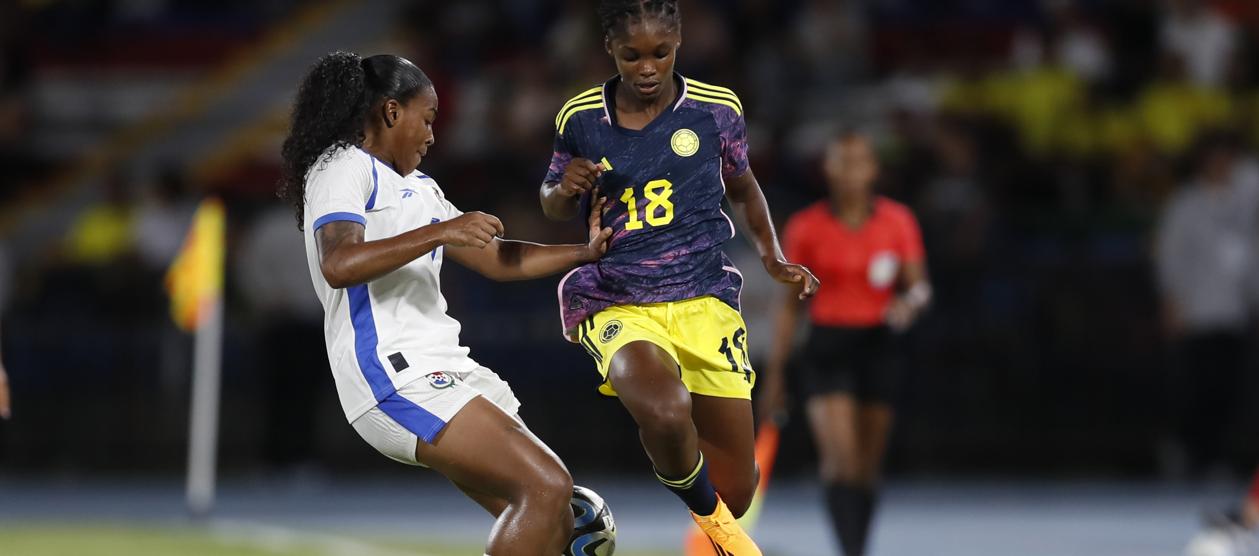 Linda Caicedo intenta eludir la marca de la panameña Wendy Natia durante el partido disputado en Cali.